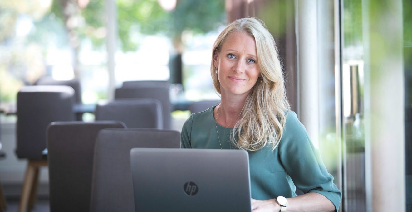 Anna Comstedt - Comstedts Juristbyrå - Grön tröja